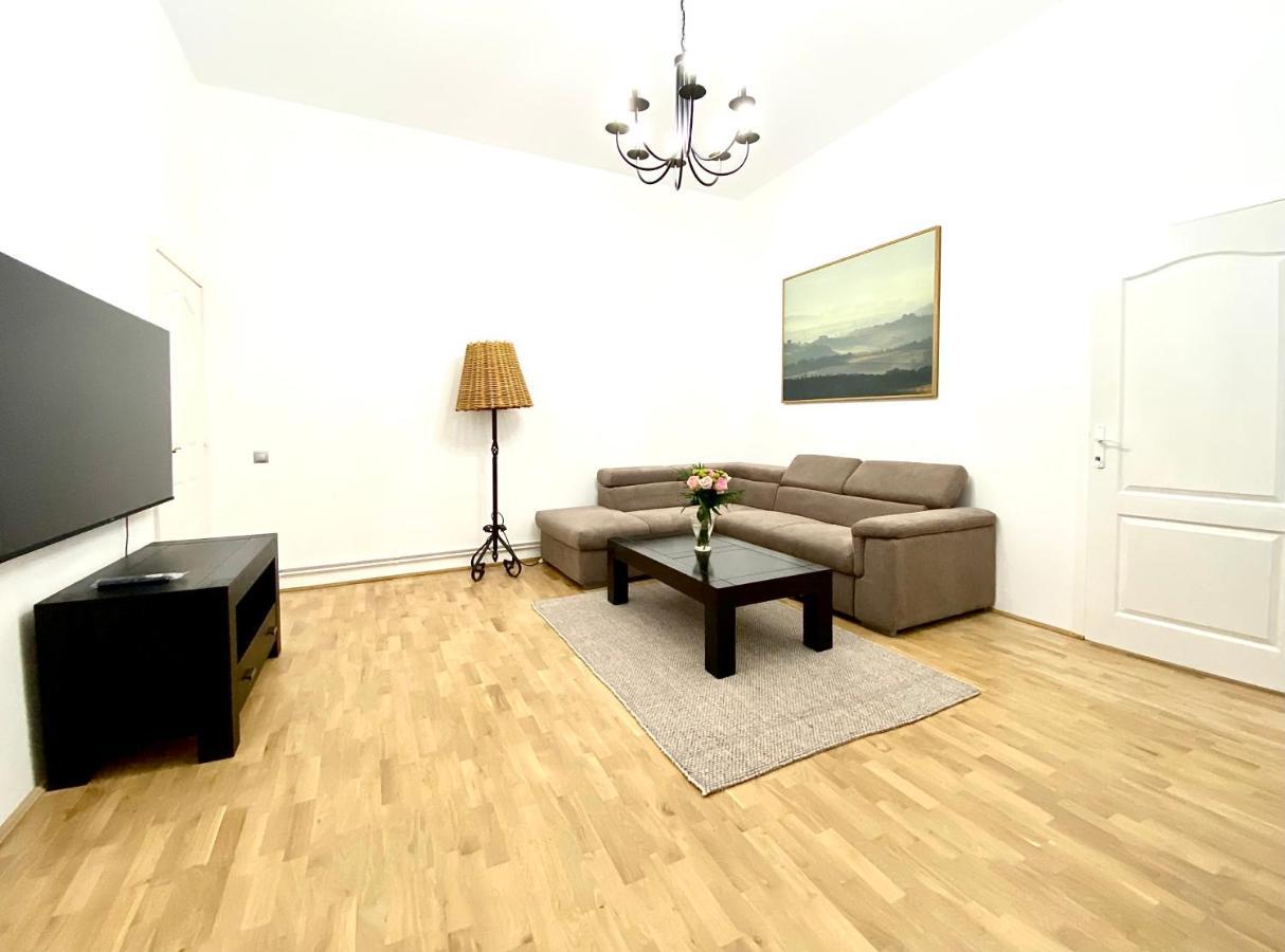 Republique Family Apartment *