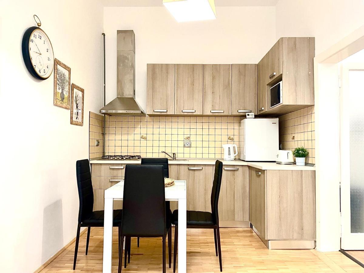 Republique Family Apartment *